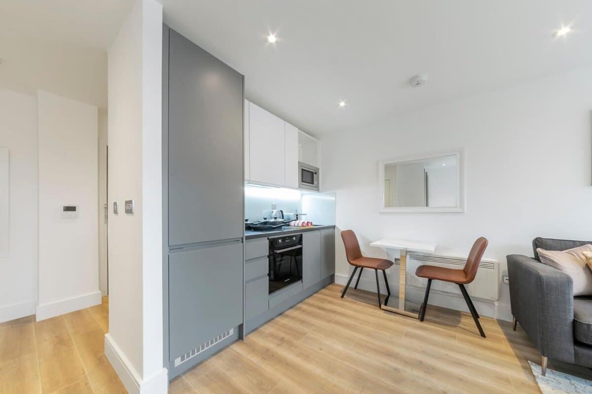 Spacious And Bright Studio In East Grinstead Exterior photo